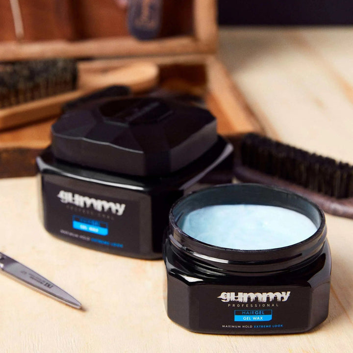GUMMY GEL WACHS 500 MLWIE BENUTZT MAN:
Tragen Sie von Hand auf feuchte Haare auf und formen Sie sie mit den Fingern, um den gewünschten Look zu erzielen.
PRODUKTBESCHREIBUNG:
Die außergewgummyOnKozmetikGUMMY GEL WACHS