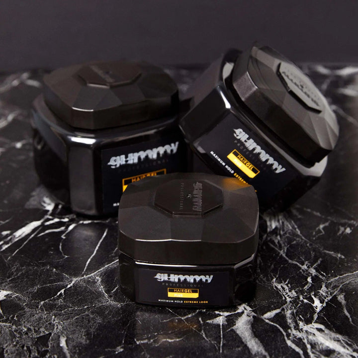 GUMMY HAARGEL 700 ML PLUSWIE BENUTZT MAN:
Tragen Sie von Hand auf feuchte Haare auf und 
PRODUKTBESCHREIBUNG:
Es ist ideal für harte und strukturierte Frisuren mit maximal starkem Halt.
Der gummyOnKozmetikGUMMY HAARGEL 700 ML